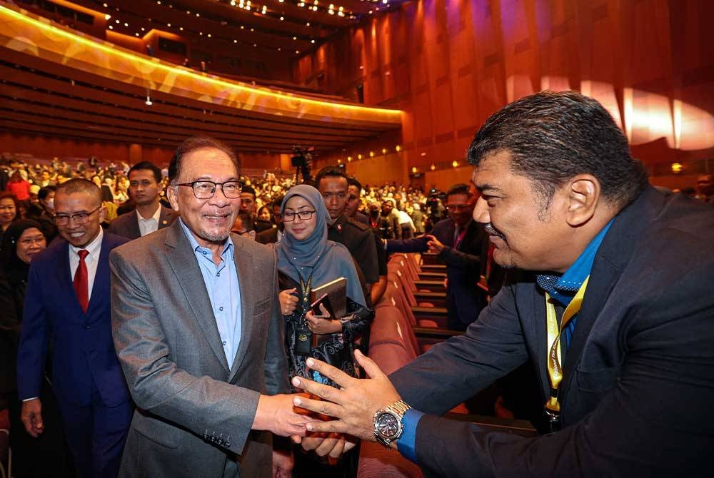 Anwar beramah mesra dengan peserta Persidangan Cukai Kebangsaan 2023 pada perasmian persidangan itu di Pusat Konvensyen Kuala Lumpur (KLCC) pada Seasa.