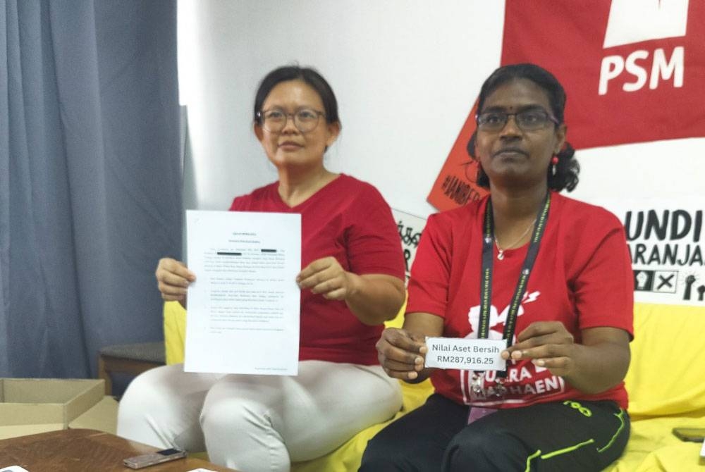 Sivaranjani (kanan) pada sidang akhbar di Pejabat PSM pada Selasa.