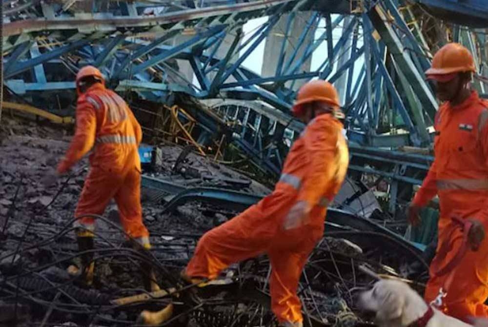 Sekurang-kurangnya 17 pekerja maut dan tiga lagi cedera selepas kren tumbang di tapak pembinaan jalan raya di negeri Maharashtra, barat India. - Foto sumber internet.