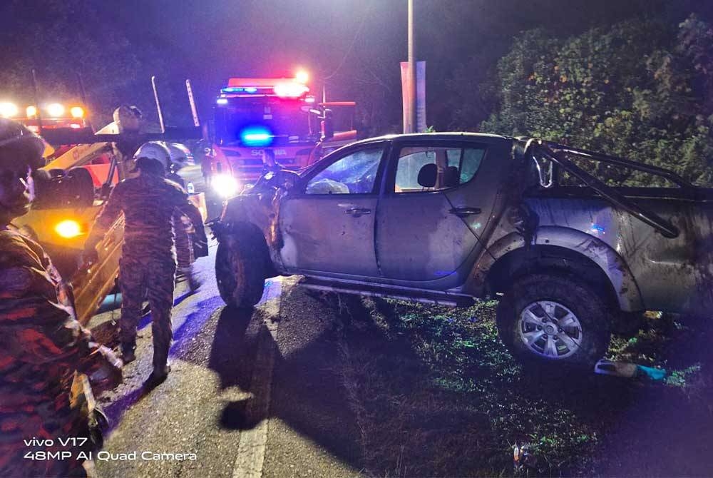 Seorang warga emas maut manakala dua cucunya cedera selepas kenderaan pacuan empat roda dinaiki mereka terbabas dan melanggar lampu jalan serta papan tanda di Jalan Johor Bahru -Mersing, Kota Tinggi pada tengah malam Isnin - Foto: Ihsan IPD Kota Tinggi