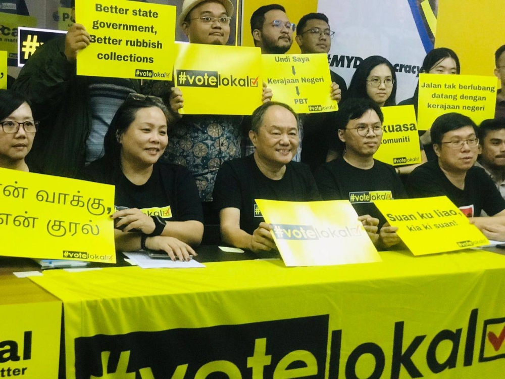 Thomas Fann tengah bersama NGO penggerak ketika melancarkan kempen #UndiLokal di pejabat Bersih pada Selasa.