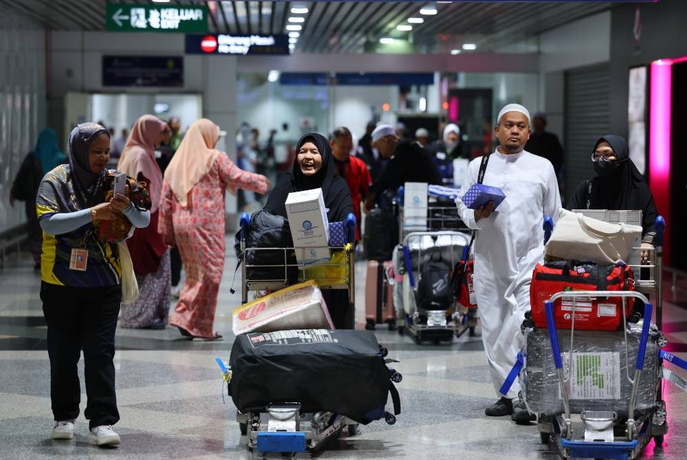 Jemaah haji dan petugas haji tiba di KLIA Terminal 1 dengan menaiki pesawat MH8391 pada Majlis Sambutan Ketibaan Penerbangan Akhir Jemaah Haji Malaysia Dari Tanah Suci Bagi Musim Haji 1444H/2023M. - Foto Bernama