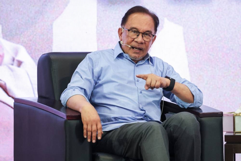 Anwar bercakap pada sesi dialog sempena Program Temu Anwar Kuantan di Kolej Kemahiran Tinggi MARA (KKTM), hari ini. - Foto Bernama