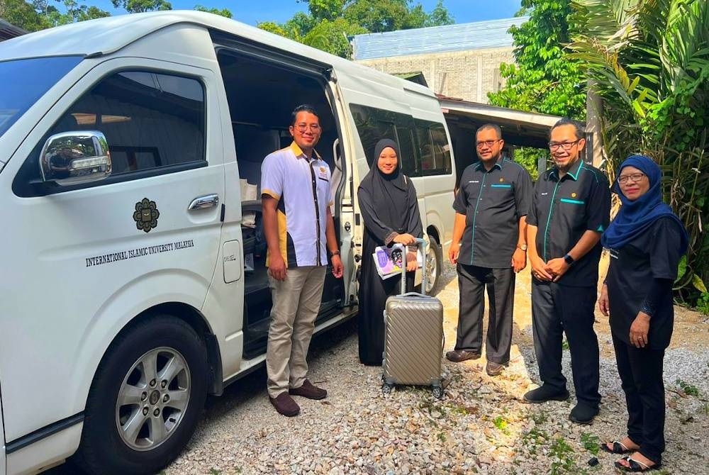 Aqmar Hadirah (dua dari kiri) bersama wakil Pusat Asasi UIAM.