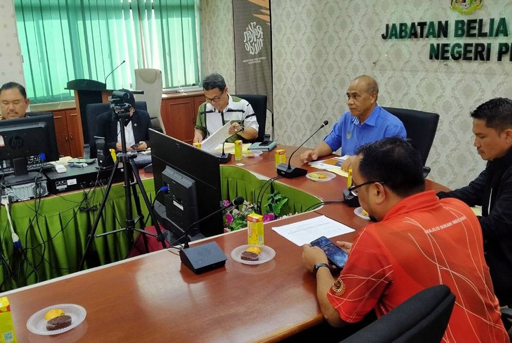 Abdul Puhat (dua dari kanan) ketika mempengerusikan perbincangan dengan ahli-ahli gabungan PAFA di Pejabat Belia dan Sukan Negeri Perak pada Selasa.