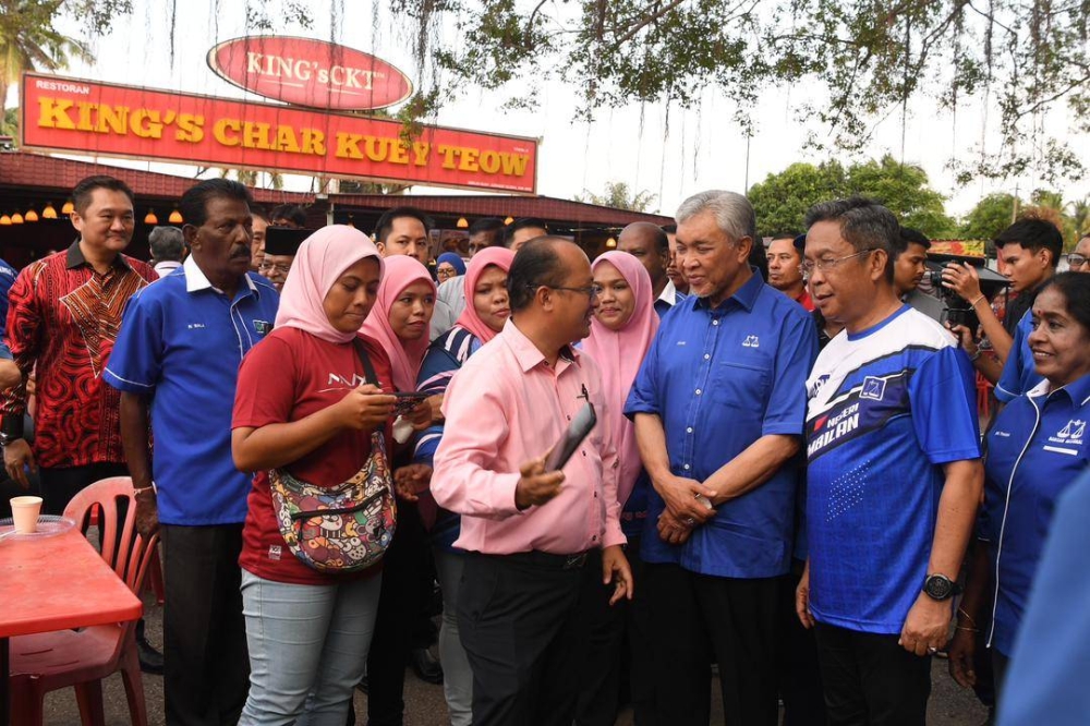 Ahmad Zahid beramah mesra bersama penyokong pada program Sembang Santai bersama Calon BN Bagan Pinang dan Linggi di Port Dickson pada Selasa.