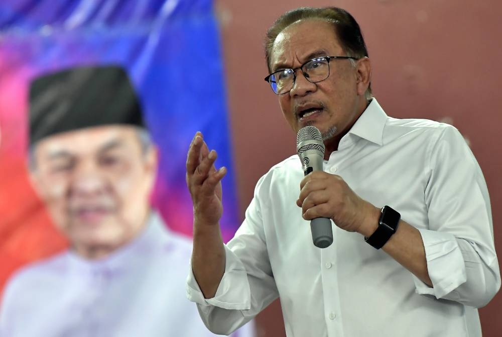 Anwar berucap ketika hadir pada Program Ramah Mesra Bersama Rakyat Jelajah Madani sempena Pilihan Raya Negeri di Kampung Sawah, hari ini. - Foto Bernama