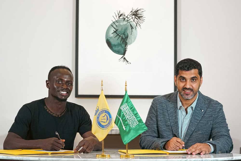 Mane (kiri) ahli keluarga baharu kelab Liga Pro Saudi.