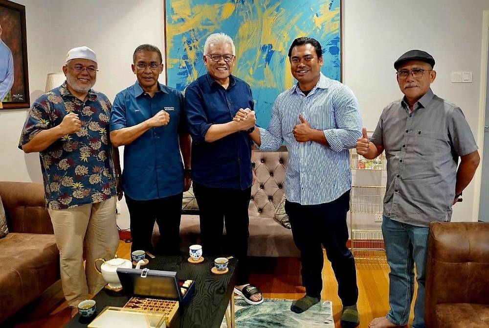 Muqharabbin (dua dari kanan) bersama Setiausaha Agung PN, Datuk Seri Hamzah Zainudin (tengah) dan Setiausaha Agung Pas, Datuk Seri Takiyuddin Hassan (dua dari kiri).