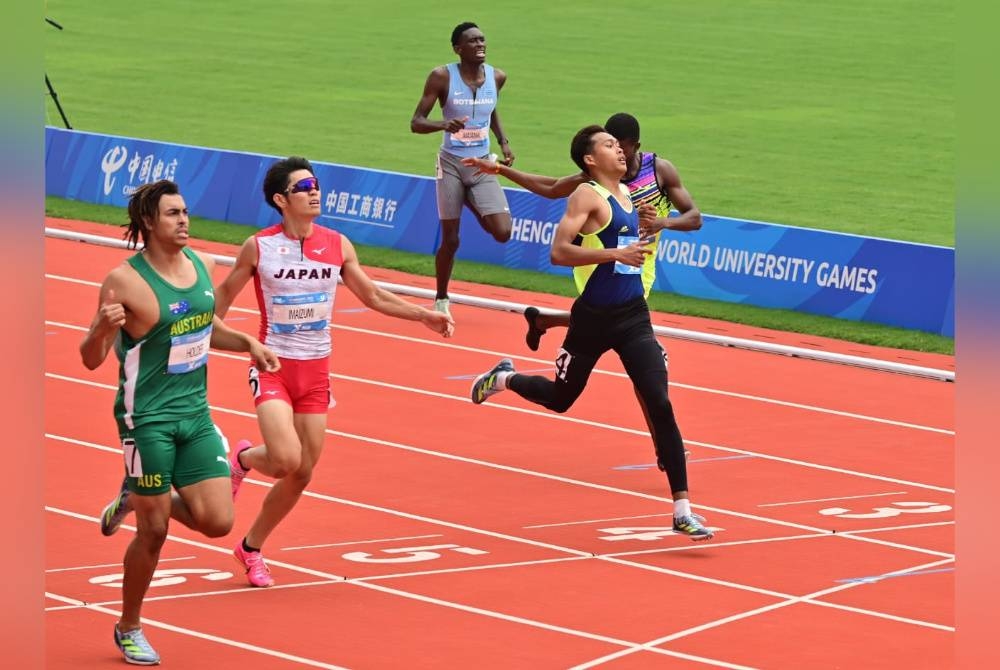 Umar (tengah) berjaya memecahkan rekod kebangsaan acara 400m dua kali dalam tempoh 24 jam pada Universiade di Chengdu, China.