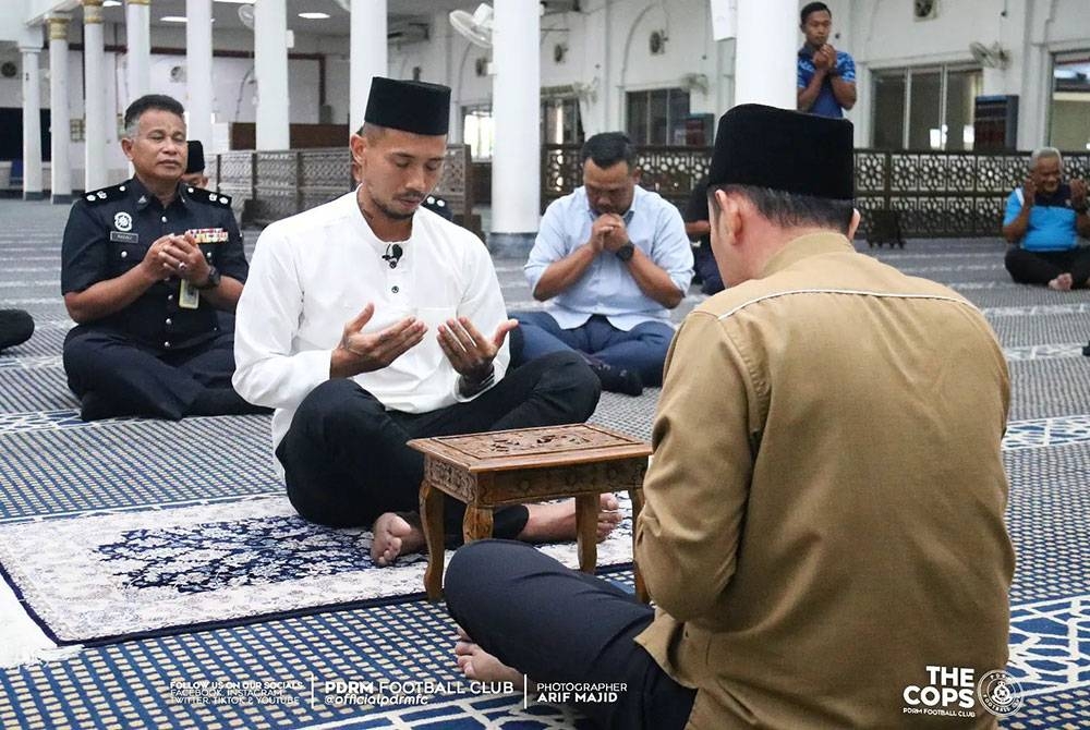 Bruno mengucapkan dua kalimah syahadah di Masjid Pusat Latihan Polis (Pulapol) pada Rabu.