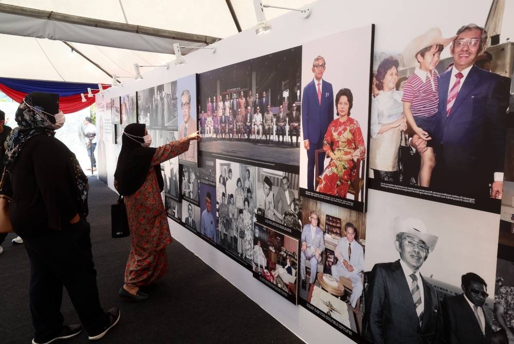 Pengunjung melihat sudut pameran ketika menghadiri pada Majlis Memperingati Negarawan Tun Dr Ismail Al-Haj: Tonggak Perpaduan Negara sempena sambutan Bulan Kebangsaan di Dataran Merdeka hari ini. - Foto Bernama