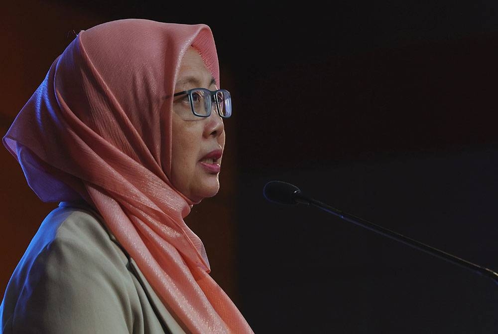 Menteri Kesihatan Dr Zaliha Mustafa ketika berucap pada Majlis Perasmian Sambutan Hari Keselamatan dan Kesihatan Pekerjaan Kementerian Kesihatan Malaysia (KKM) 2023 di Auditorium KKM hari ini.