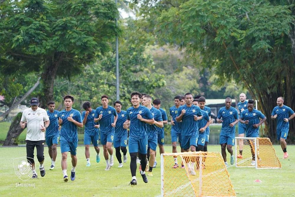 Pemain Sang Kenari menjalani sesi latihan terakhir di Alor Setar, sebelum mereka bertolak ke Ipoh petang Rabu. FOTO KDA FC