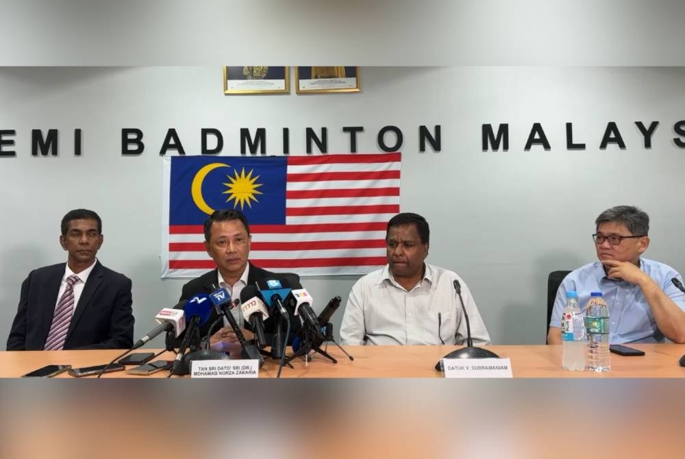 Norza (dua, kiri) ketika sidang media di ABM Bukit Kiara, Kuala Lumpur, pada Rabu.