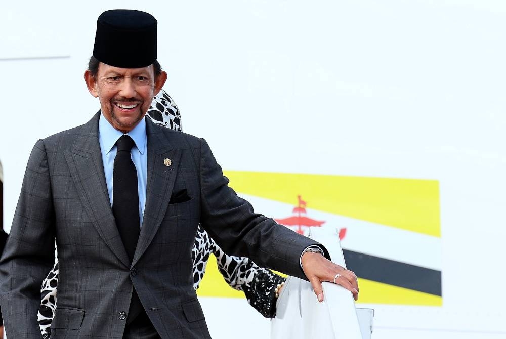 Sultan Hassanal Bolkiah ketika tiba di Pangkalan Udara Tentera Udara Diraja Malaysia sempena lawatan negara ke Malaysia pada Rabu. - Foto Bernama