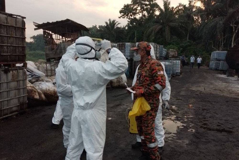 Anggota bomba melakukan kerja-kerja mengesan pencemaran bahan kimia di kawasan Ulu Tiram, Johor Bahru, pada Rabu