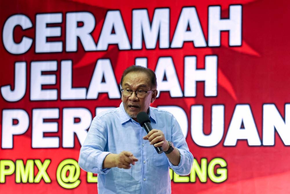 Anwar berucap pada Majlis Ceramah Jelajah Perpaduan bersama Perdana Menteri di Taman Ampangan, Seremban malam ini. - Foto Bernama