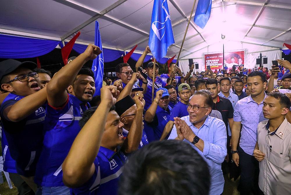 Anwar beramah mesra dengan orang ramai yang hadir pada Majlis Ceramah Jelajah Perpaduan bersama Perdana Menteri di Taman Ampangan, Seremban malam ini. - Foto Bernama