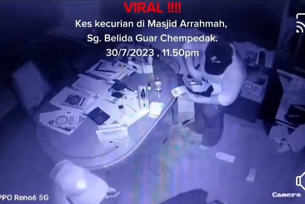 Tangkap layar rakaman CCTV menunjukkan dua suspek menyelongkar bilik imam di sebuah masjid di Guar Chempedak.