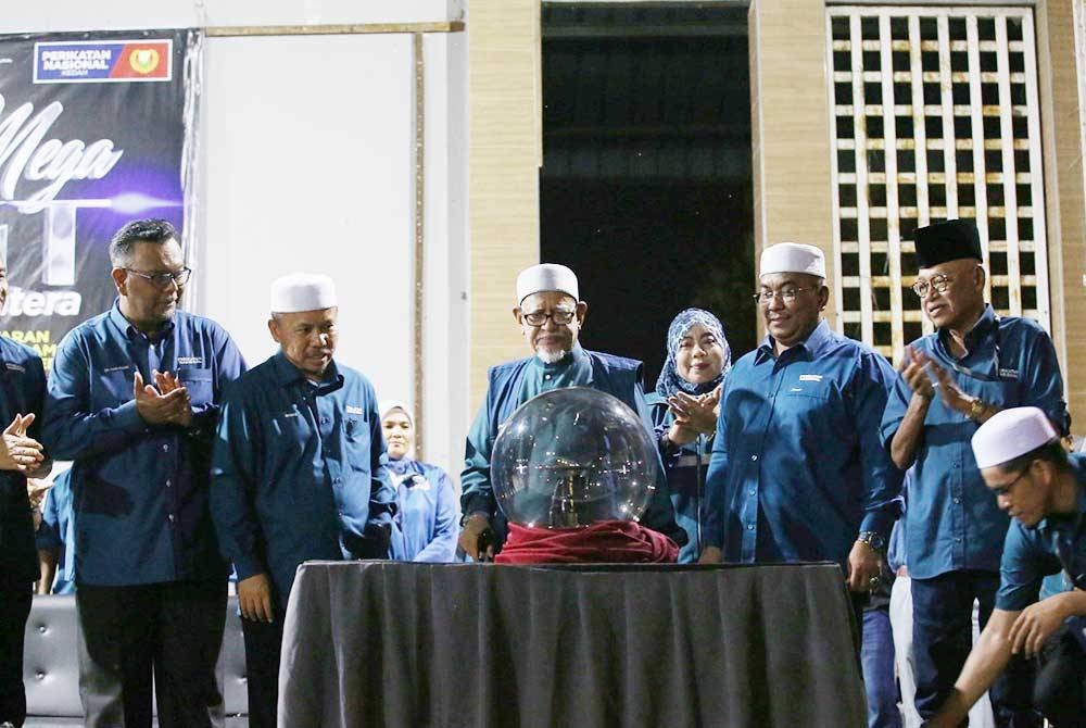 Abdul Hadi (tengah) melancarkan manifesto PRN Kedah pada Program Jelajah Mega PN Best di Dataran Darul Aman, Jitra pada malam Rabu.