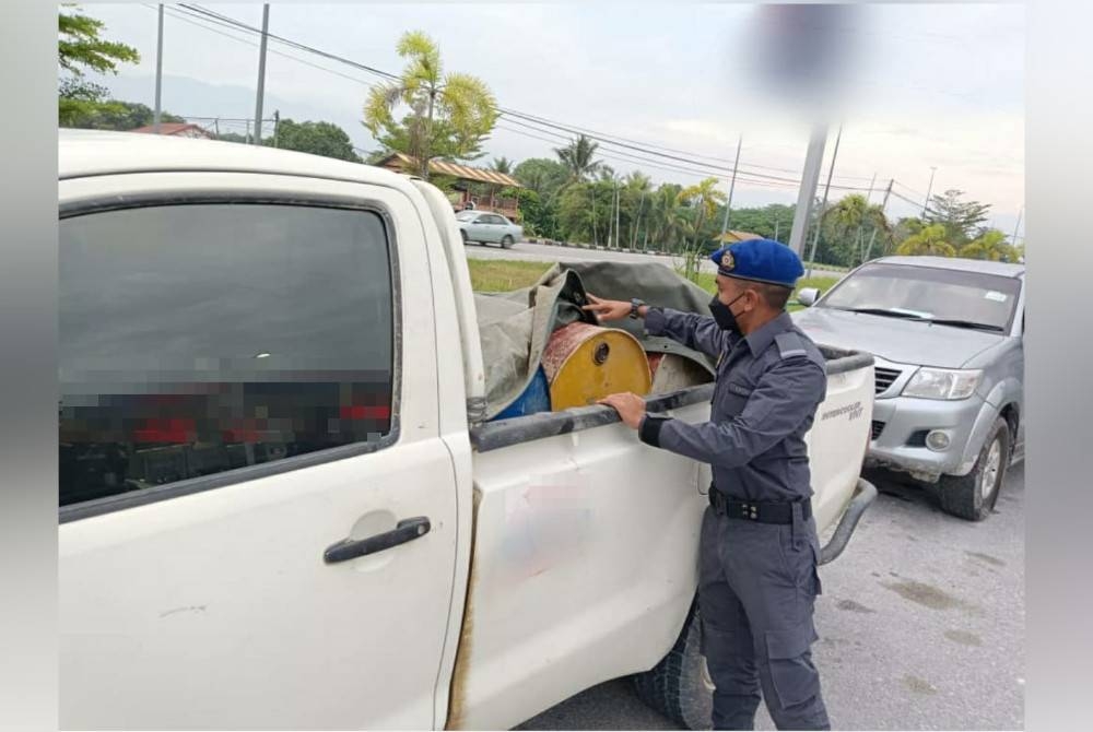 Pegawai KPDN Perak menjalankan pemeriksaan ke atas kenderaan disyaki terbabit penyelewengan minyak diesel bersubsidi di Taiping. - Foto ihsan KPDN Perak