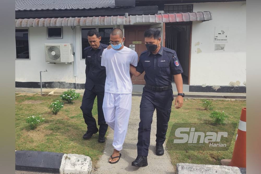 Muhammad Fakrul Aiman (tengah) diiringi polis dibawa ke Mahkamah Majistret Sungai Besar pada Khamis.