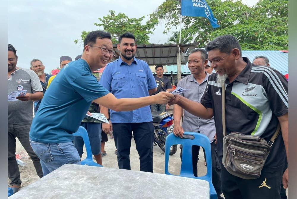 Dominic edar risalah kepada pengundi di Kampung Bagan, Teluk Kumbar ketika siri jelajah mesra sempena PRN pada Khamis.