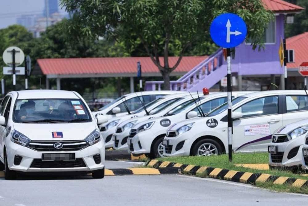 Berkuat kuasa 15 September ini, individu yang telah mempunyai lesen memandu kereta atau motosikal tidak perlu jalani ujian teori kali kedua untuk memohon lesen kelas berlainan. - Gambar hiasan