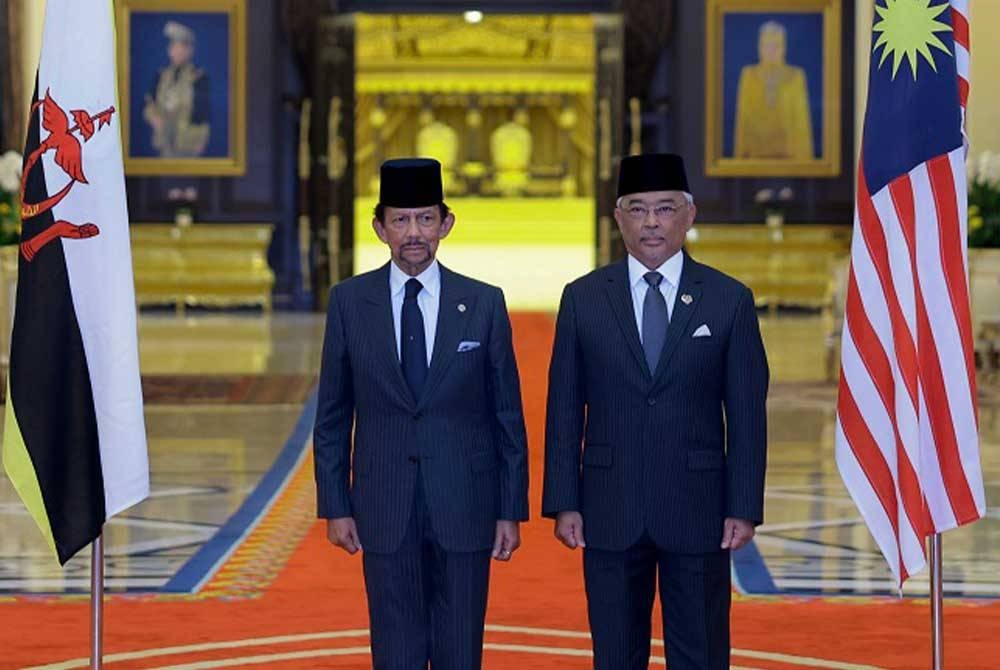 Al-Sultan Abdullah (kanan) berkenan bergambar kenangan bersama Sultan Hassanal Bolkiah pada Istiadat Sambutan Negara di Istana Negara pada Khamis. - Foto: Bernama