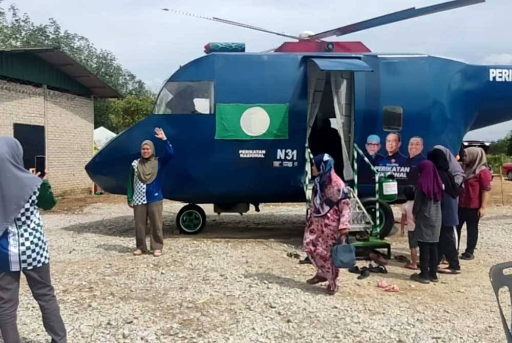 Orang ramai tidak ketinggalan untuk datang dan merakamkan kenangan dengan replika helikopter di Kampung Charok Salang, Baling.