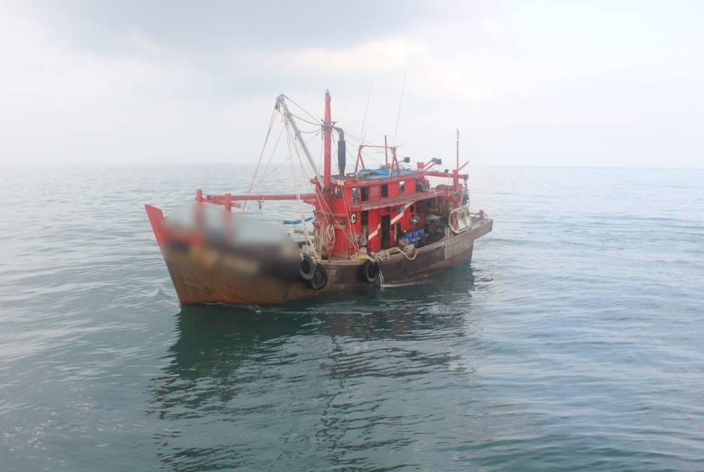 Sebuah bot nelayan kelas C ditahan di kedudukan lebih kurang 3.5 batu nautika dari Timur Tanjung Pulau Chorong kerana menggunakan lesen bot yang telah tamat tempoh pada Rabu.