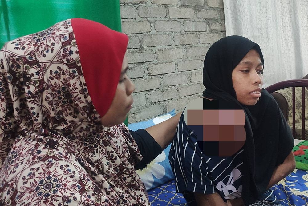 Aida menunjukkan ketumbuhan pada bahu kanan anak perempuannya ketika ditemui di rumahnya di Taman Kota Nelayan, Kuala Kedah, di sini.