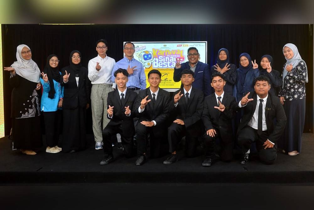 Ahmad Najib (belakang, lima dari kiri) bergambar bersama Zamri (belakang, lima dari kanan) ketika Majlis Pra Pelancaran Karnival Pendidikan Sinar Bestari di Kumpulan Karangkraf, Shah Alam pada Khamis.