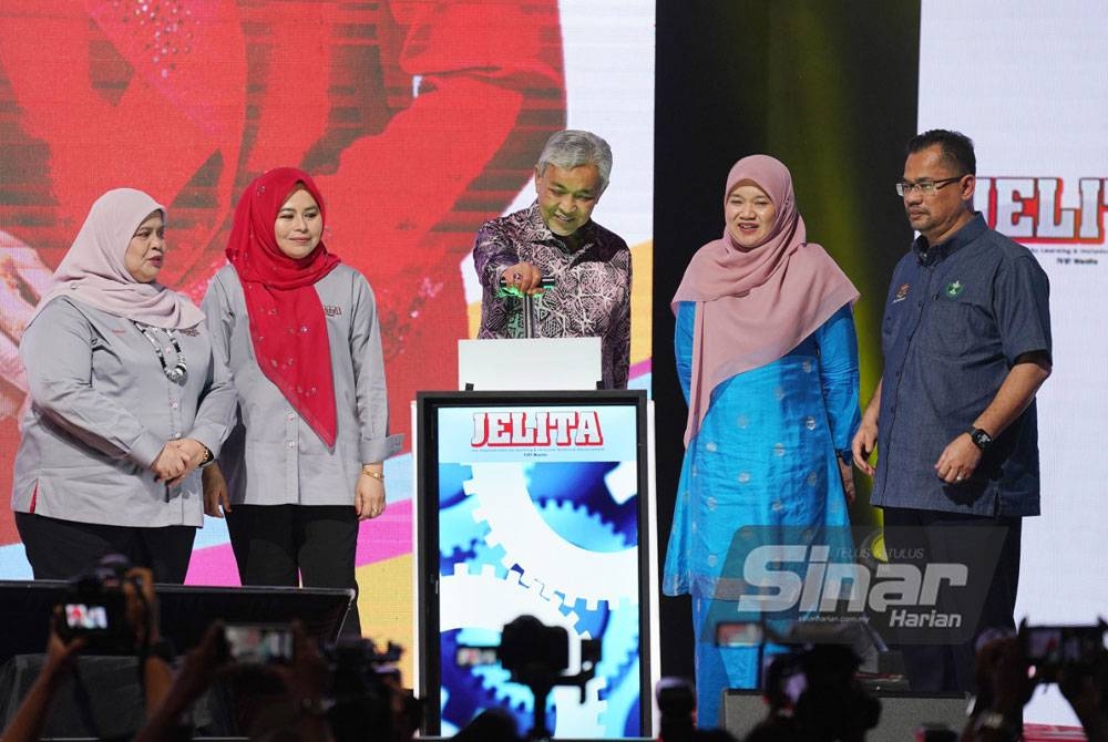 Ahmad Zahid (tengah) melancarkan TVET Khas Wanita JELITA disaksikan oleh Noraini (dua dari kiri) dan Fadhlina (dua dari kanan) di Dewan Merdeka, Pusat Dagangan Dunia Kuala Lumpur (WTCKL) pada Khamis. - Foto SINAR HARIAN/ROSLI TALIB