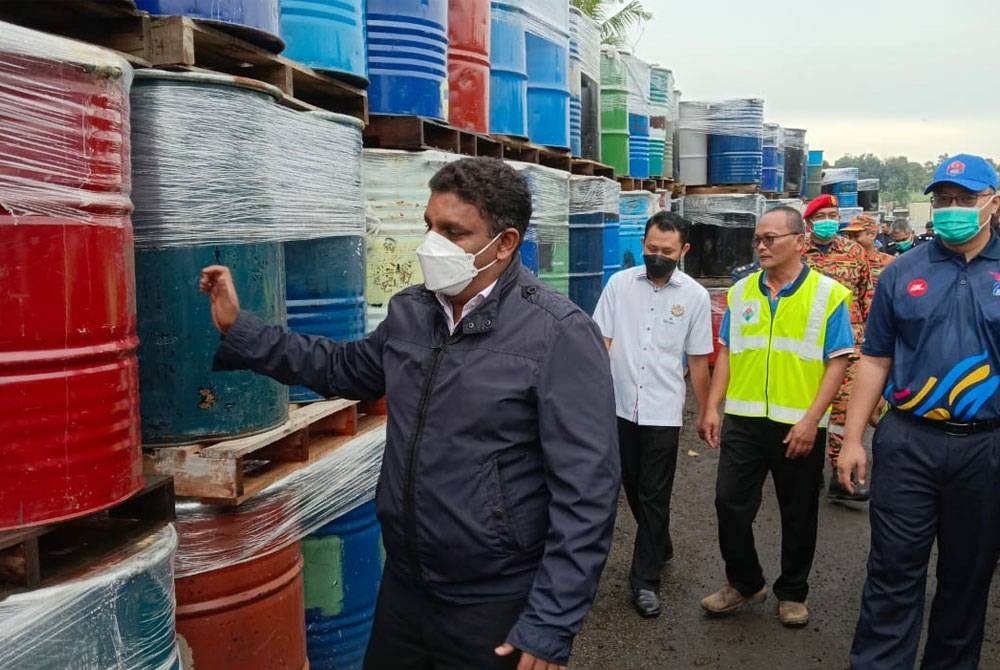 Raven melakukan pemeriksaan di sebuah kilang memproses minyak sawit enap emar di Kampung Sungai Redan, Ulu Tiram, Johor Bahru pada Khamis.