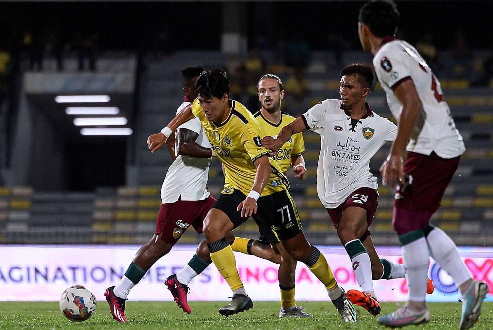 Pemain Perak FC Seo Seonung (tengah) mengawal bola ketika bertemu pasukan Kedah Darul Aman dalam saingan Piala Malaysia 2023 di Stadium Perak malam ini.- Foto Bernama.