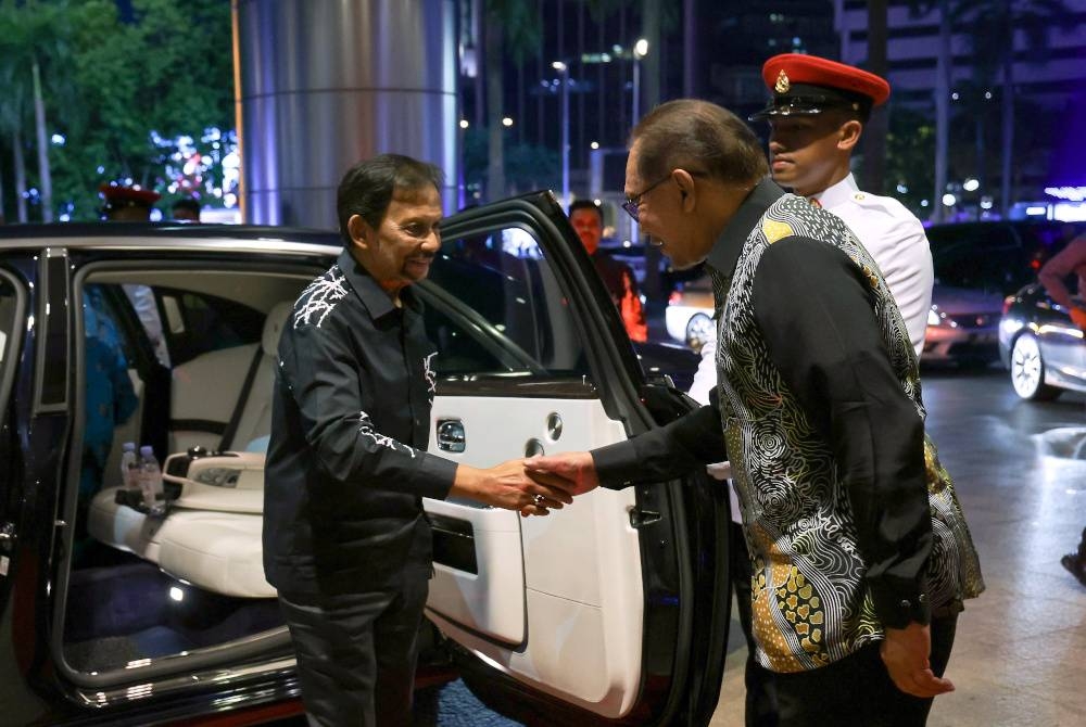 Perdana Menteri Datuk Seri Anwar Ibrahim menyambut Sultan Brunei Sultan Hassanal Bolkiah ketika menghadiri makan malam yang dihoskan Perdana Menteri di Menara Berkembar Petronas malam ini. - Foto Bernama