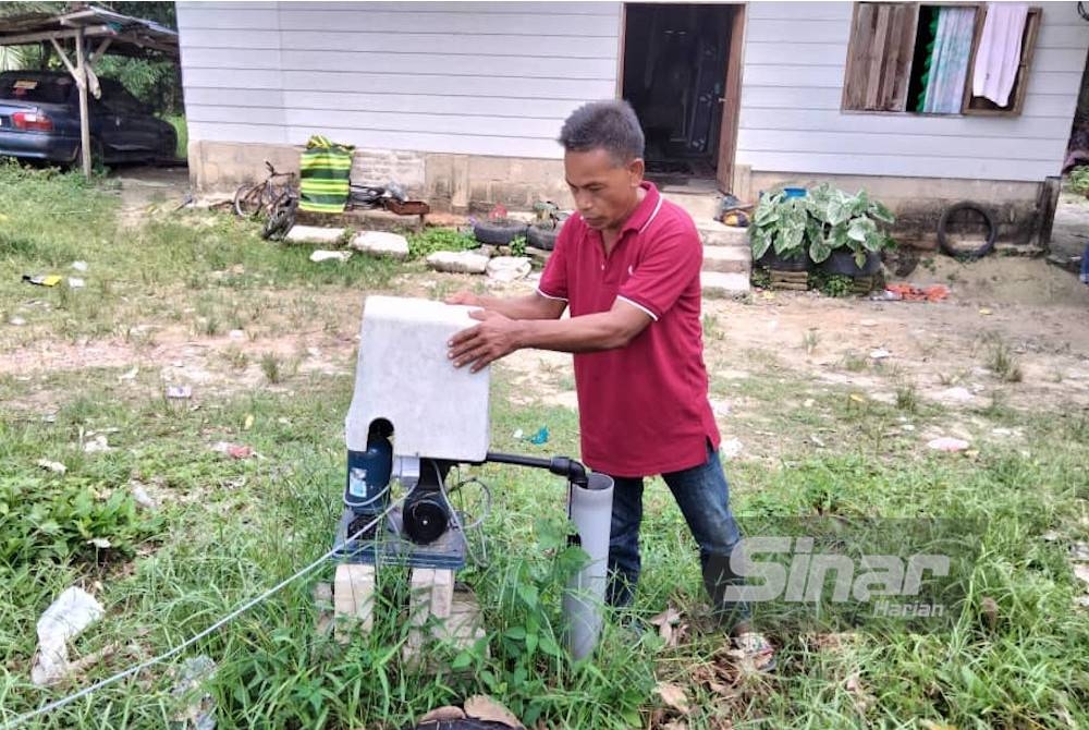 Nik Mustapha menunjukkan telaga tiub yang dibina bagi mendapatkan bekalan air di rumahnya di di Kampung Batu 5 1/2.