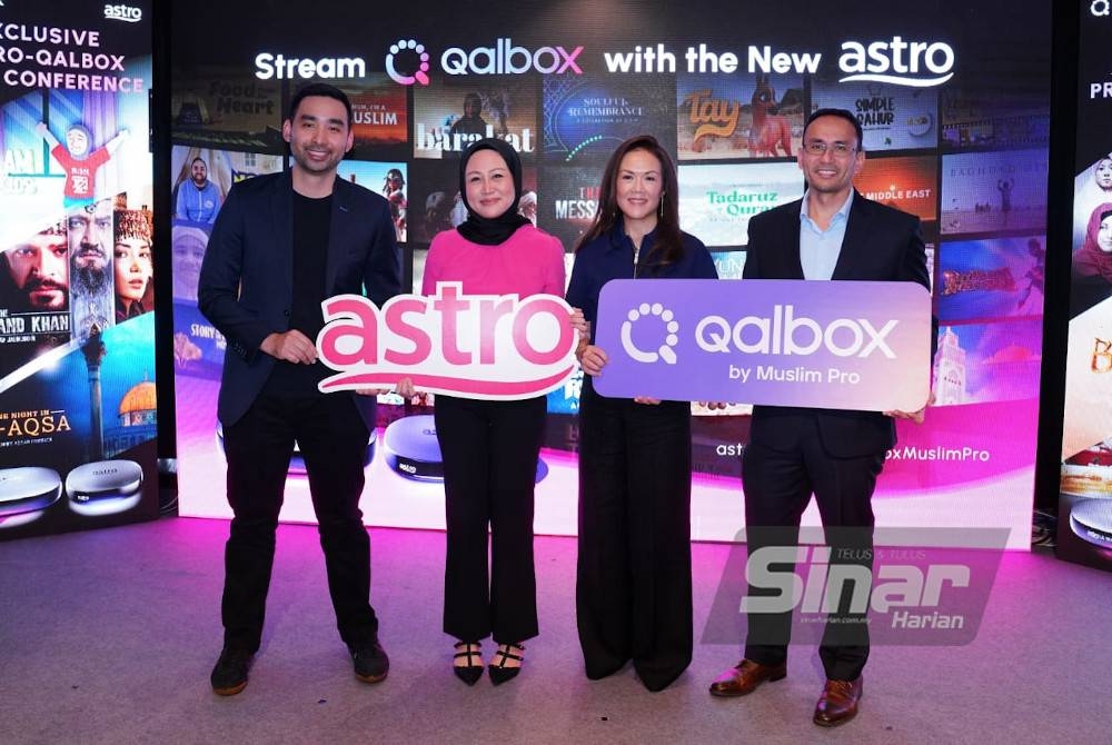 Dari kiri: Nik Emir, Fara, Agnes Rozario dan Shaffiq bergambar pada Majlis Pelancaran Kerjasama antara Qalbox dan Astro di Menara Worldwide pada Khamis. Foto Sinar Harian / MOHD HALIM ABDUL WAHID.