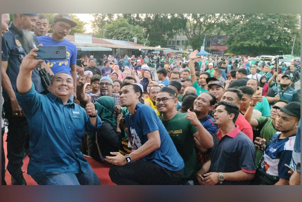 Baddrol dan Muhammad Sanusi melayan penyokong berswafoto ketika Program Santai Petang bersama Panglima dan Kapten di Medan Gurun Jaya pada Khamis.