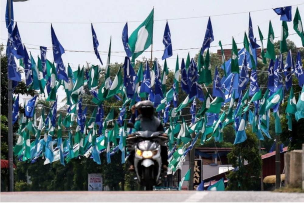 Bendera-bendera parti politik yang bertanding dalam PRN Terengganu mula dipasang bagi menghangatkan lagi suasana kempen semasa tinjauan di Kampung Gelong. - Foto Bernama