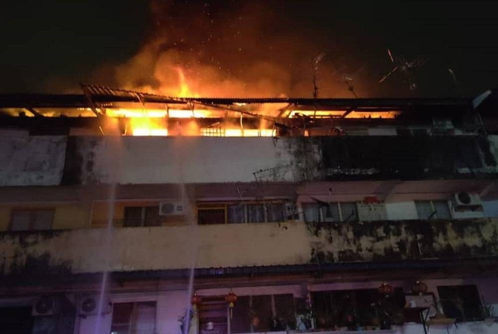 Lima buah rumah di blok 66, Taman Ungku Tun Aminah, Skudai, Johor musnah dalam kebakaran pada awal pagi Jumaat.