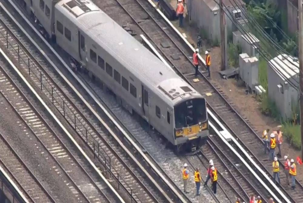 Lapan gerabak kereta api Long Island Rail Road tergelincir dari landasan. - Foto Agensi