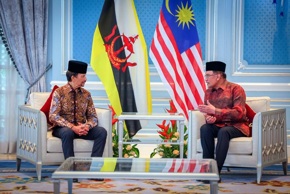 Anwar (kanan) bersama Sultan Hassanal Bolkiah sempena lawatan negara Sultan Brunei ke Malaysia di Kompleks Seri Perdana pada Khamis. - Foto Bernama