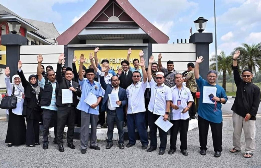 Wan Faizul (tengah) bersama gabungan NGO lain mengemukakan laporan terhadap Ahmad Zahid di pejabat SPRM Terengganu pada Khamis. 