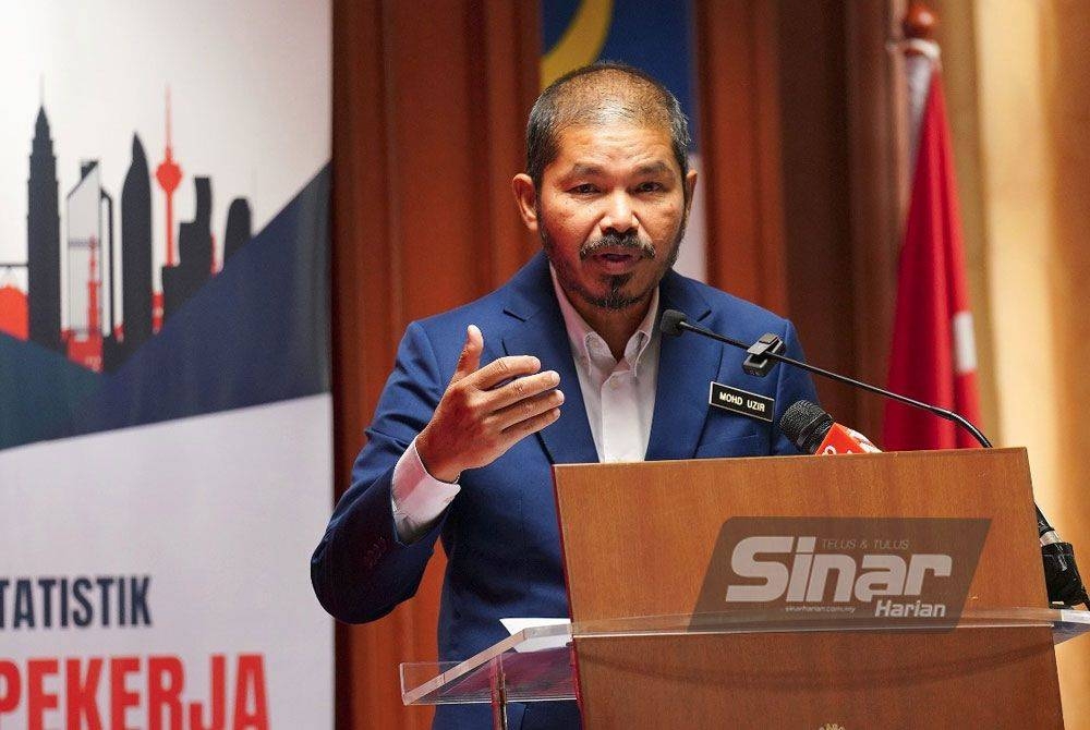 Mohd Uzir ketika membentangkan Laporan Statistik Upah Pekerja (Sektor Formal) Suku Tahun Pertama 2023 yang diadakan di Jabatan Perangkaan Malaysia, Putrajaya pada Jumaat. - FOTO ROSLI TALIB