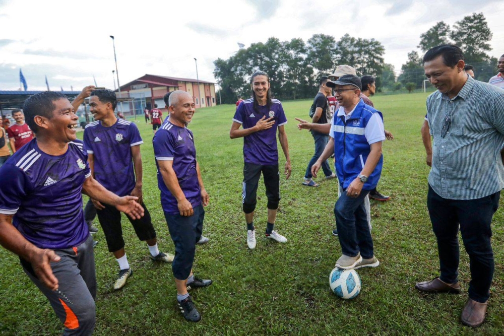 Mohd Yuseri ketika beramah mesra dengan penduduk.