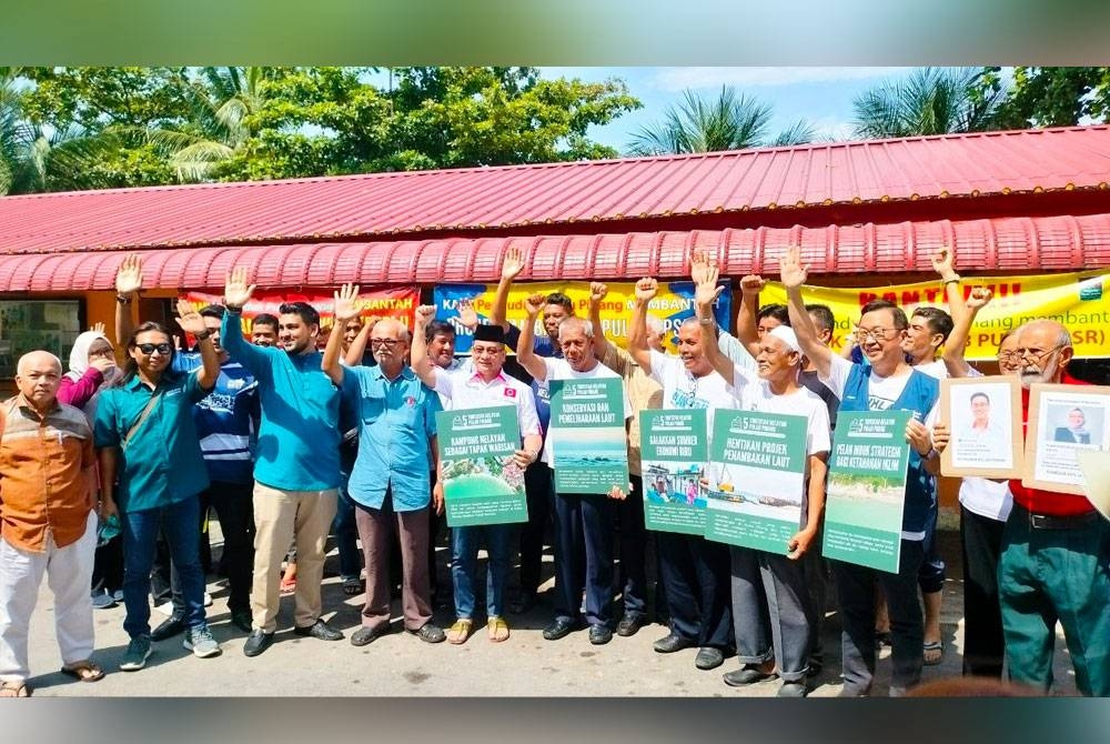 Dominic (dua dari kanan) bersama komuniti nelayan yang hadir pada sidang akhbar Persatuan Nelayan Pulau Pinang berhubung tuntutan nelayan Pulau Pinang kepada calon-calon yang bertanding pada PRN Pulau Pinang di Unit Nelayan Sungai Batu, Teluk Kumbar, pada Jumaat.