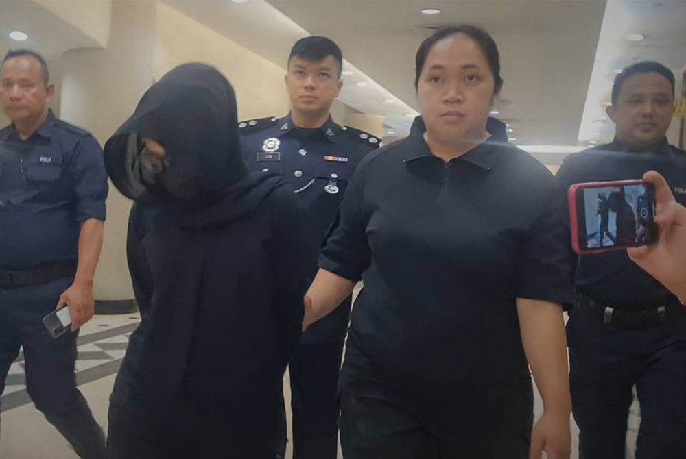 Pihak polis membawa Noor Farhana (dua, kiri) ke Mahkamah Majistret Kuala Lumpur pada Jumaat, bagi menghadapi pertuduhan kes menggunakan sijil cuti sakit (MC) palsu, minggu lalu.